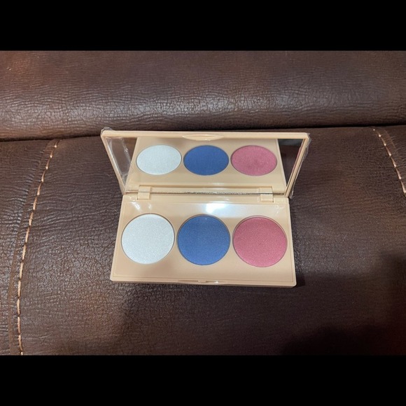 Mary Kay Brush Set and Farmasi Eyeshadow Pallet NWT - Picture 6 of 6